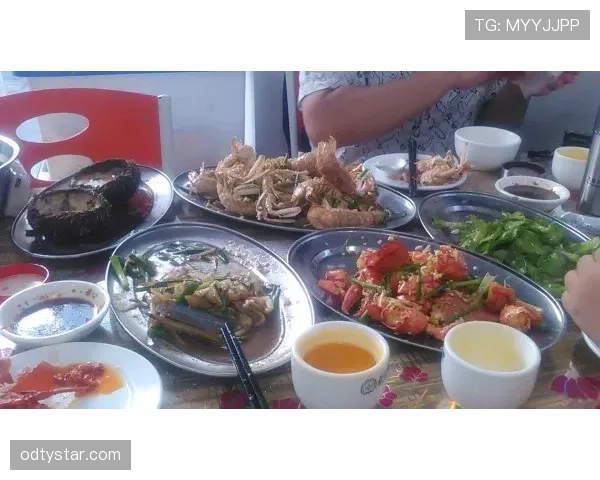 唐佳豪这日常也忒讲究了，楼下烧烤摊他拿着银卡付款让人尴尬炸了