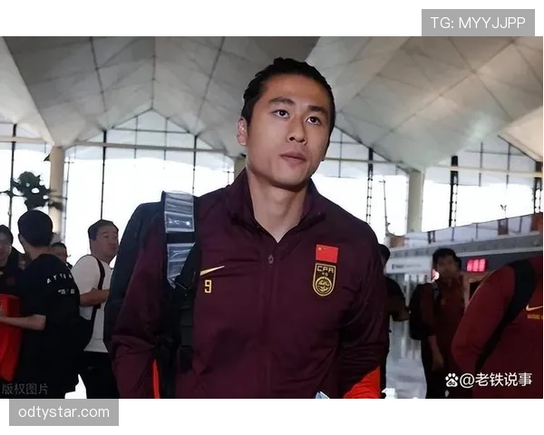张玉宁这生活也太高级了，连买个外套都像拍时尚大片
